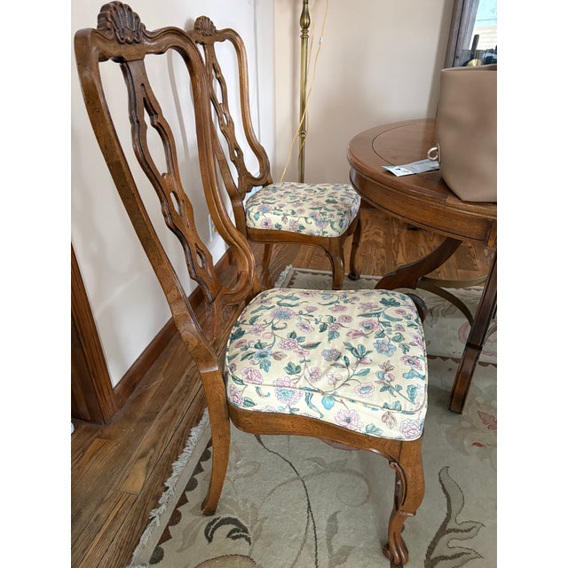 1970s Expandable Dining Table with Two 19" Leaves and 6 Chairs, Attributed to Hickory For Sale - Image 4 of 5