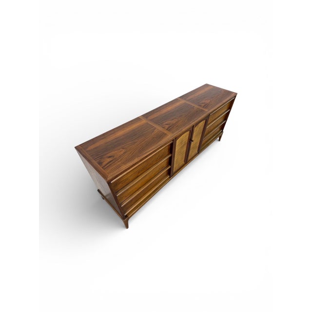This Mid-Century Modern Lane Rhythm 9-drawer dresser is a standout example of iconic American design. Crafted in...