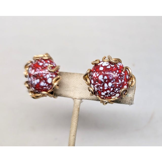Vintage 1960s Signed Jewels by Julio Red & White Art Glass Clip Earrings-2 Pieces For Sale - Image 4 of 8