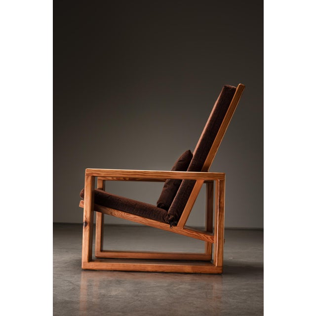 The lounge chair is designed by Ate van Apeldoorn for Houtwerk Hattem in the 1970s. Van Apeldoorn, the founder of Houtwerk...
