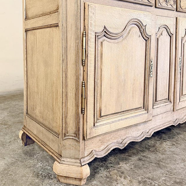 18th Century Country French Louis XIV Style Buffet in Stripped Oak For Sale - Image 10 of 18
