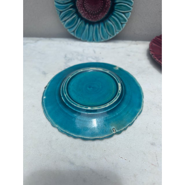 Small Majolica daisy plate circa 1900. 4.5 inches diameter.