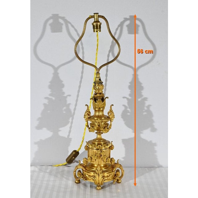 Elegant gilded bronze lamp dating from the Napoleon III era. Richly chiseled with acanthus leaves and plant patterns in...