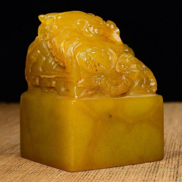 Art Deco Vintage Shoushan Stone "Dragon Playing With Pearl" Seal / Paperweight With Inscription For Sale - Image 3 of 7