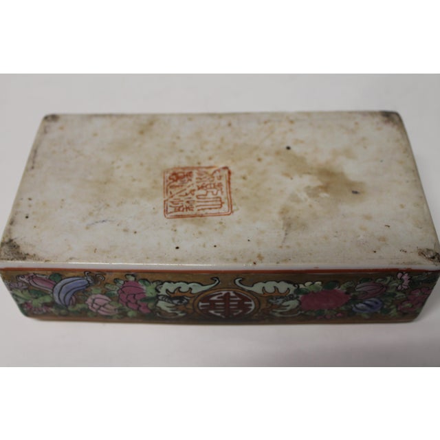 17th Century 17th Century Chinese Porcelain Covered Box With Figural Decoration For Sale - Image 5 of 11
