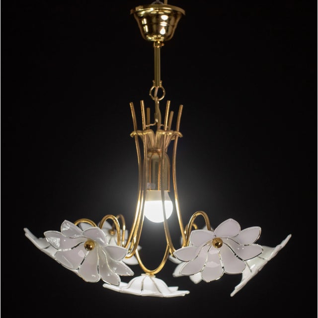 Vintage Murano glass chandelier with white flowers. The chandelier has 1 light points with E27 connection, possible to...