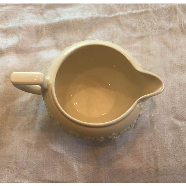 English 1960s Wedgewood Queensware Creamer For Sale - Image 3 of 5