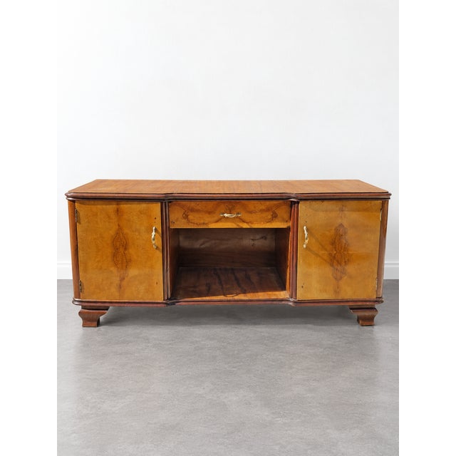An icon of timeless elegance from the 1930s and 1940s This refined sideboard perfectly embodies the aesthetic canons of...