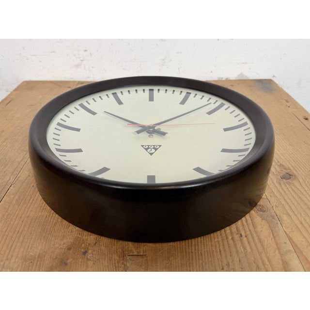 Brown Industrial Brown Bakelite Factory Wall Clock from Pragotron, 1960s For Sale - Image 8 of 17
