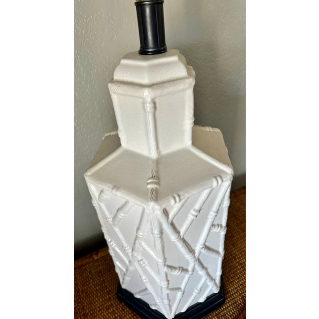 1960s Vintage Hollywood Regency White Ceramic Hexagonal Bamboo Relief Table Lamp For Sale - Image 5 of 11