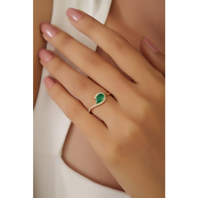 14k Gold Contemporary Pear-Shaped Emerald & Diamond Halo Bypass Ring Size 5.5 For Sale - Image 10 of 15