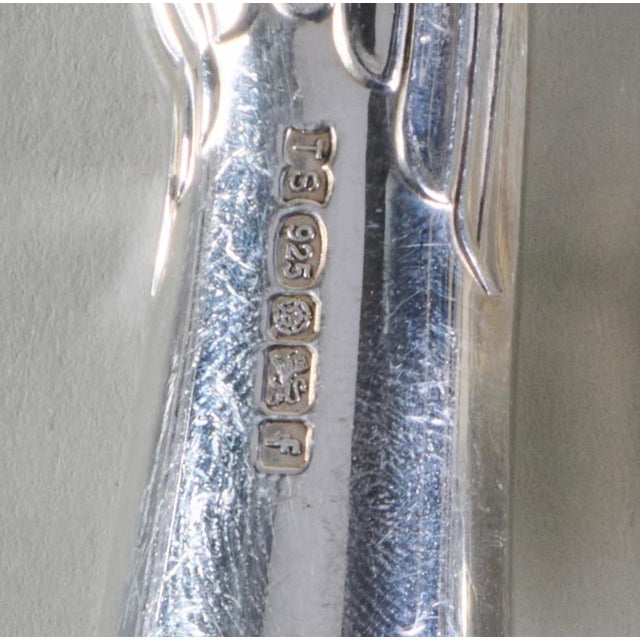 English Late 20th Century Set of Thirteen Sterling Silver Elizabeth II Dinner Knives With Pistol Handles For Sale - Image 3 of 17