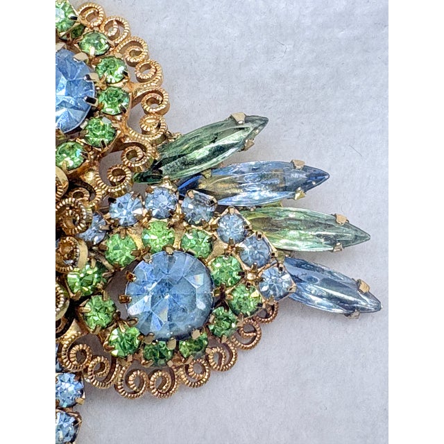 Metal Mid‑Century Hobé © Layered Gilt Filigree and Rhinestone Floral Spray Brooch For Sale - Image 7 of 10