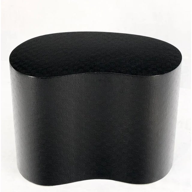 Mid 20th Century Kidney Shape Black Lacquer Raffia Cloth Wrapped Side End Coffee Table For Sale - Image 5 of 12