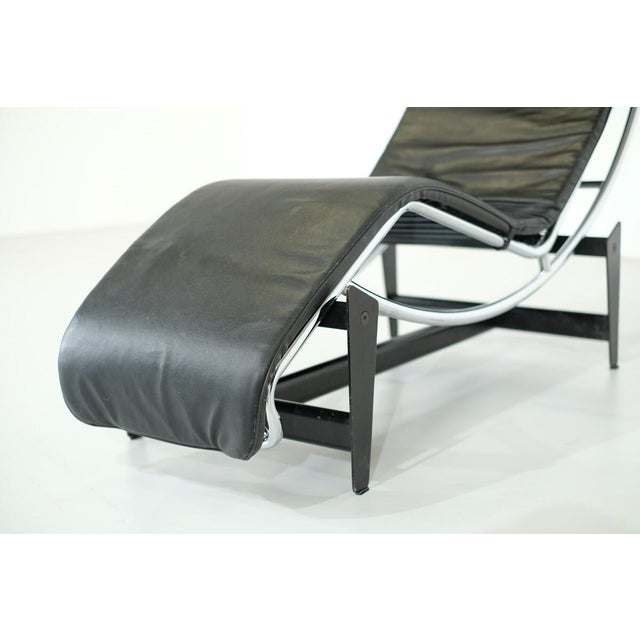 Lc4 Lounge Chair in Black Leather by Charlotte Perriand, Le Corbusier & Pierre Jeanneret for Cassina, 1970s For Sale - Image 4 of 9