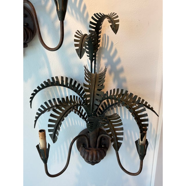 Metal Vintage Pair Palm Tree Frond Leaf Wall Light Sconces Metal Tole Tropical Coastal For Sale - Image 7 of 9