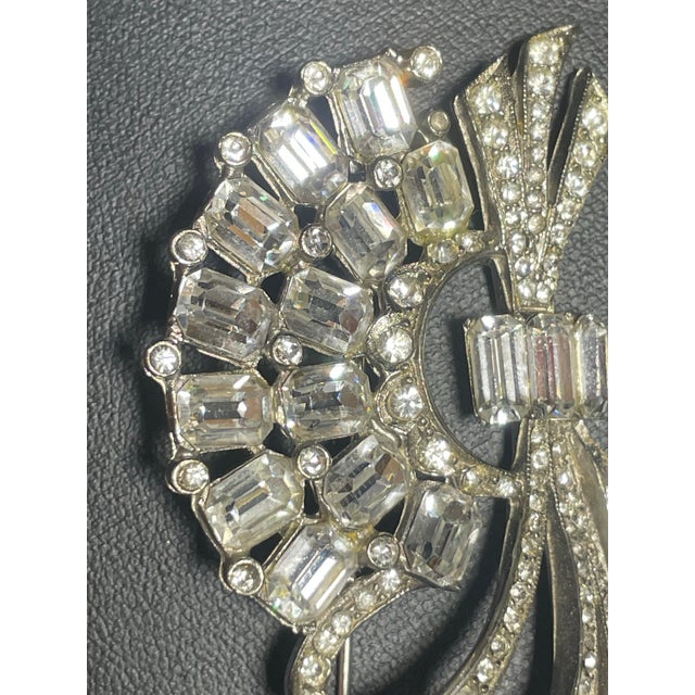 1940s MCM Jewelry Attributed Style to Eisenberg Ice Rhodium-Plated Emerald-Cut Crystal Ribbon Fan Brooch For Sale - Image 5 of 8
