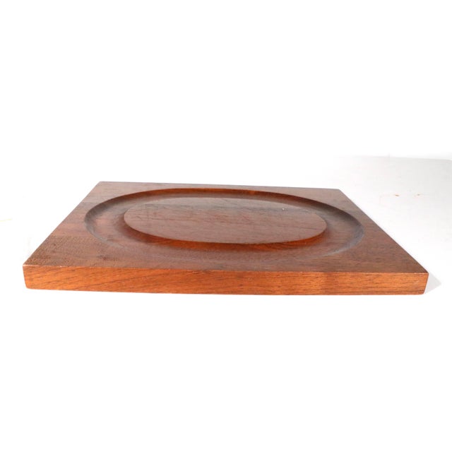 Mid Century solid walnut cutting board by Vermillion Inc. This example is in overall good condition, the cutting surface...