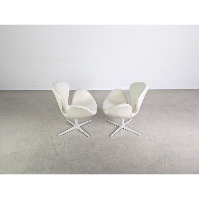 Metal Swan Chair in White Leather by Arne Jacobsen for Fritz Hansen For Sale - Image 7 of 13