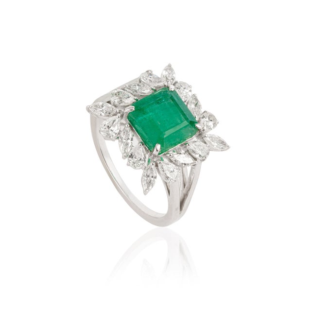VR Jewels 18k Gold 2.85ct Square Emerald & 1.19ct Diamond Cocktail Ring Size 4- Heirloom Jewelry For Sale - Image 4 of 17