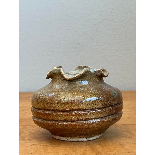 This captivating original studio pottery vase is a quintessential example of artisanal craftsmanship, blending rustic...