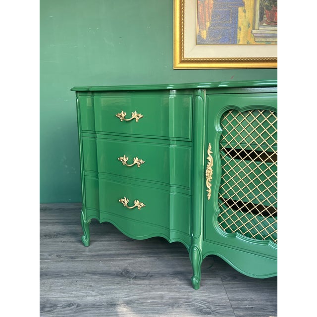 1970s French Provincial Green Lacquered Dresser of Nine Drawers For Sale - Image 9 of 16