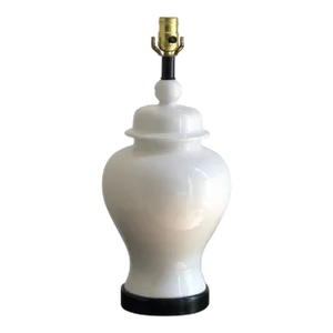 Mid-20th Century Chinoiserie White Ceramic Ginger Jar Table Lamp