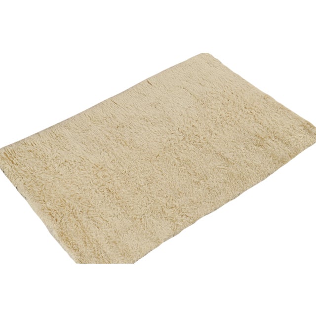 From Rug & Kilim’s modern collections, this 4x6 piece is an ode to Moroccan rug style and craftsmanship. Hand-knotted in...