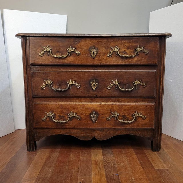 Antique Parisian Chest of Drawers in Oak, 1780 For Sale - Image 5 of 18