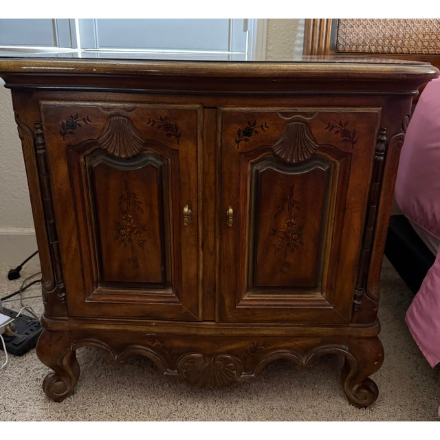 1960s Drexel Heritage French Provincial Louis XV Carved Walnut Nightstands, Pair For Sale - Image 10 of 18