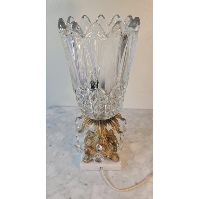Mid 20th Century Hollywood Regency Lead Crystal Electric Tulip Table Lamp With Teardrop Prisms & Marble Base For Sale - Image 4 of 17
