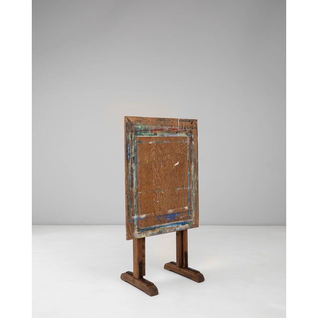 This 20th Century French wooden artists easel features a beautifully timeworn surface and a practical, adjustable design...
