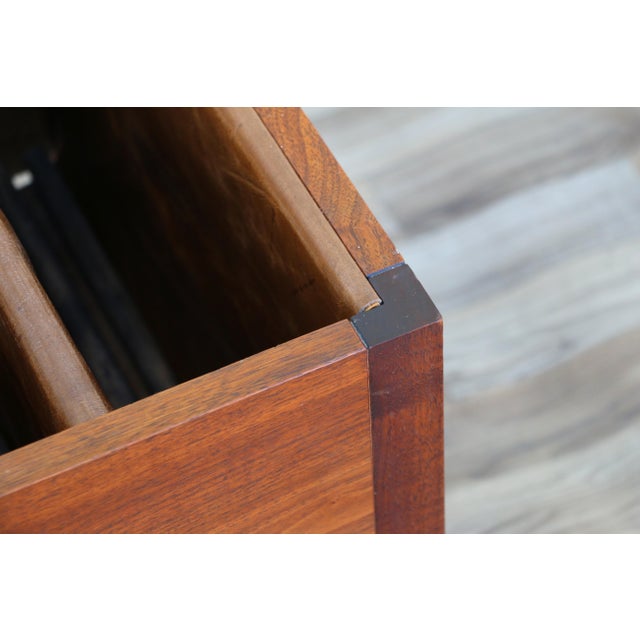 Mid-Century Modern Walnut Coffee Table With Leather Magazine Holder & Brass Casters, C. 1960s For Sale - Image 15 of 18