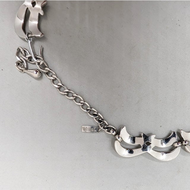 1950s Vintage Signed Monet Textured Rhodium Plated Collar Necklace For Sale - Image 5 of 11