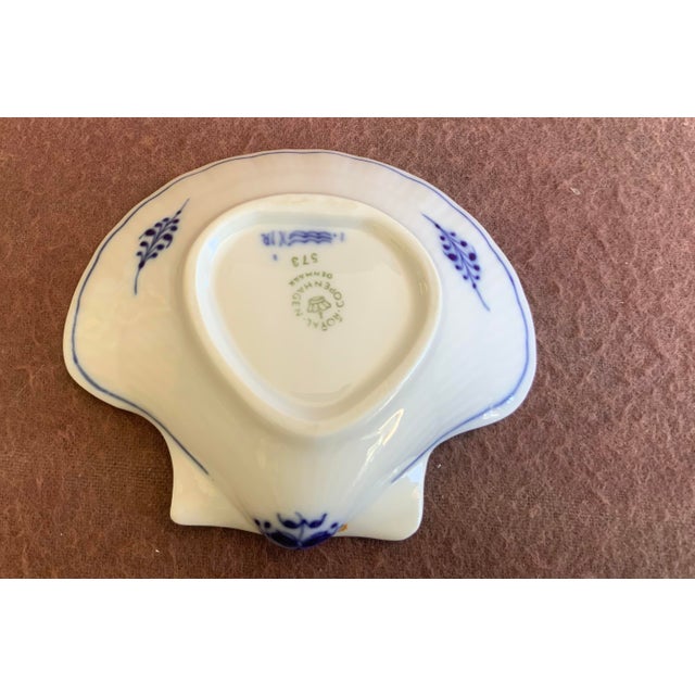 Sculptural seashell shape ribbed body with tiny hand painted floral accents at base. Traditionally used as a butter dish,...