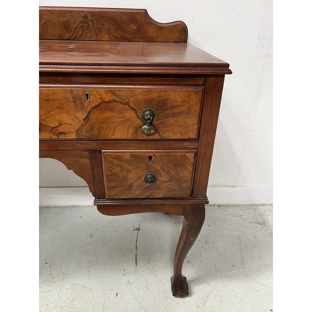 Regency style flat desk in mahogany and veneer Four cabriole legs with claw feet Good condition Dimensions: H 80 x W 108 x...