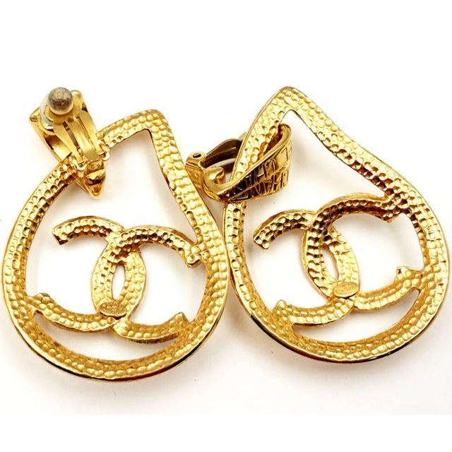 Chanel Vintage Gold Plated CC Ribbon Tear Drop Ribbon Large 2 in 1 Clip on Earrings, A Pair For Sale In Los Angeles - Image 6 of 7