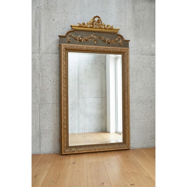 Belle Époque French Gilded and Olive Green Wall Mirror with Ribbon Crest, 1900s For Sale - Image 3 of 15