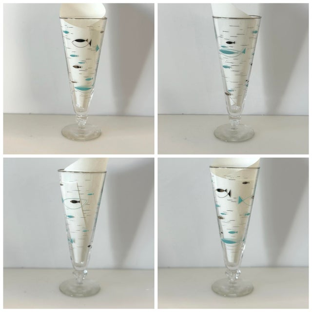 Turquoise 1960s Mid-Century Modern Atomic Fish Pilsner Beer Glasses, Libbey Glasses; Turquoise and Black W Platinum Trim; Set of 5 For Sale - Image 8 of 16