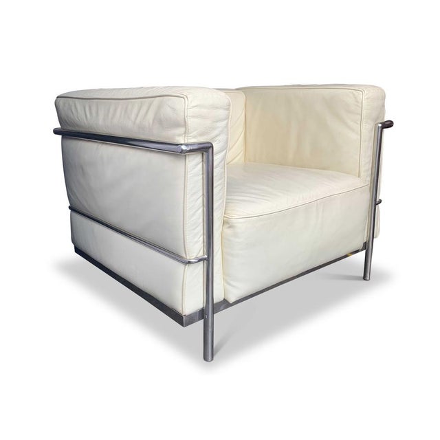 LC3 Armchair in Cream Leather with Tubular-Shaped Chrome Frame by Le Corbusier For Sale - Image 4 of 8
