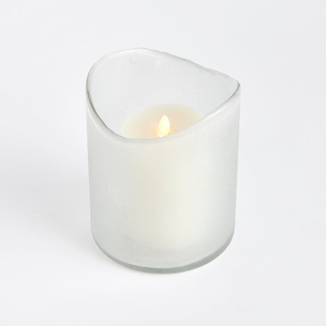 Delight in the detail, this stunning hurricane features a naturally uneven melted edge and frosted glass. Paired with a...