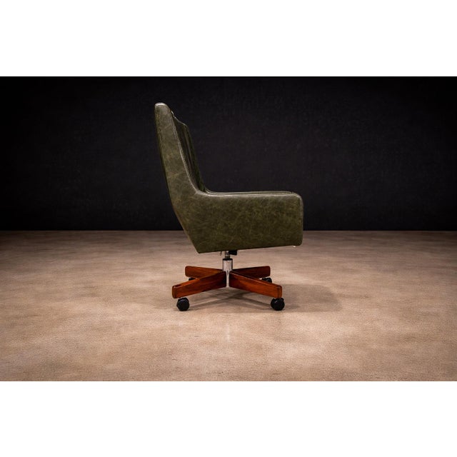 Wood “Holperin” Armchair in Green Leather & Rosewood, Sergio Rodrigues for Oca, 1962 - Lot 364A For Sale - Image 7 of 16