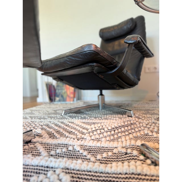 Set of Mid-Century Lounge Chair and Ottoman in Black Leather and Chrome, 1960s, Set of 2 For Sale - Image 13 of 17