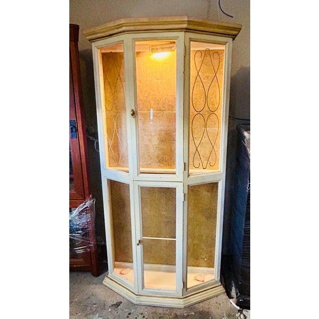 Cream 1970s VTG Italian Florentine Style Lighted Display Cabinet For Sale - Image 8 of 12