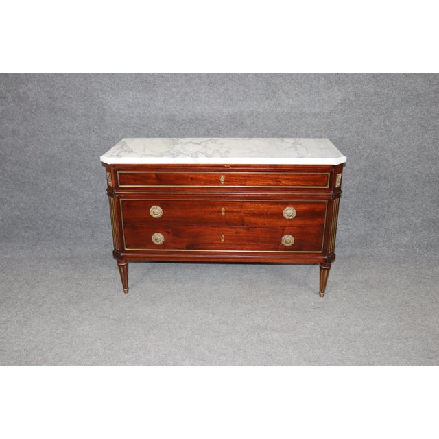 French Louis XVI Directoire Style Brass Mounted White Marble Top Commode For Sale - Image 4 of 17