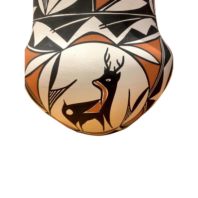 White Louise Amos Acoma Pueblo New Mexico Native American Pottery Olla Vase With Heartline Deer Motif, Smithsonian American Indian Museum For Sale - Image 8 of 14
