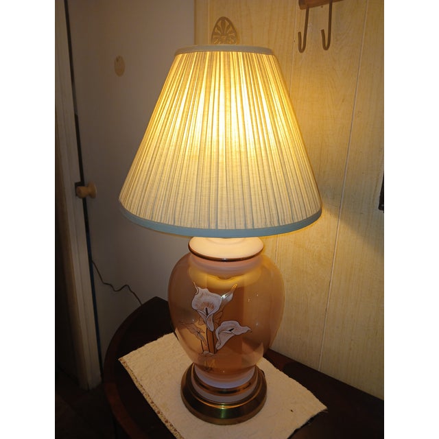 1970s Hollywood Regency Brass and Pink Glass Ginger Jar Table Lamp With Handpainted Calla Lily For Sale - Image 9 of 12
