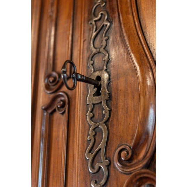 A French Louis XV period cherry buffet à deux-corps from the mid-18th century with original hardware. This French cabinet...