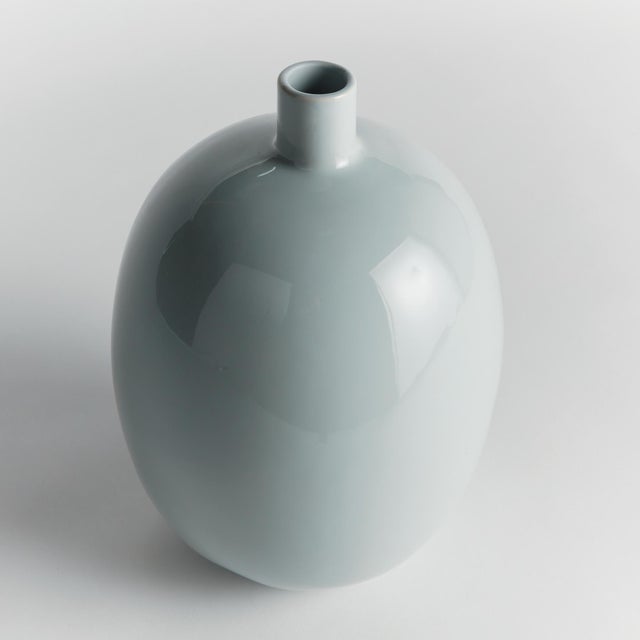 With a simple bulbous silhouette and smooth high gloss finish, the Sandbar Vase by Barclay Butera is modern &...