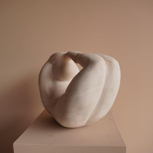 Vintage White Marble Sculpture, in Good conditions.